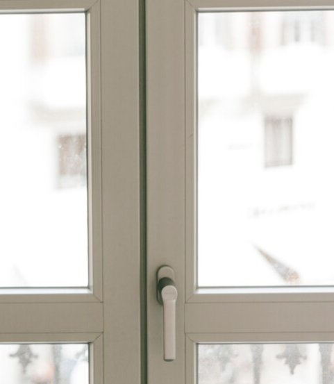 Различные типы оконной фурнитуры, их важность и влияние на общую функциональность окна